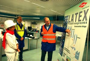 A-Latex Produktionsleiter Klaus Seiler informiert Gabriele Katzmarek über den Produktionsablauf