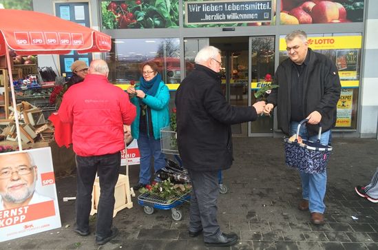 Ernst Kopp beim Infostand in Bietigheim